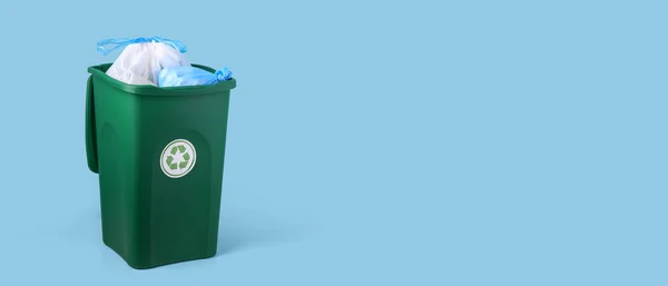 Lixeira Com Lixo Símbolo Reciclagem Fundo Azul Claro Com Espaço — Fotografia de Stock