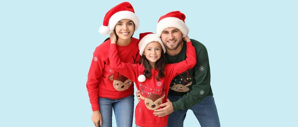 Família Feliz Camisolas Natal Chapéus Papai Noel Fundo Azul Claro — Fotografia de Stock