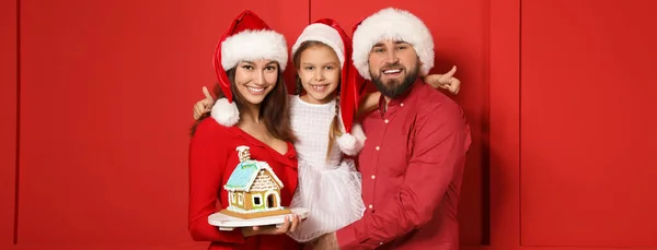 Щаслива Родина Імбирним Будиночком Червоному Тлі Святкування Різдва — стокове фото