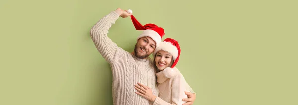 Happy Young Couple Winter Clothes Santa Hats Color Background — Stock Photo, Image