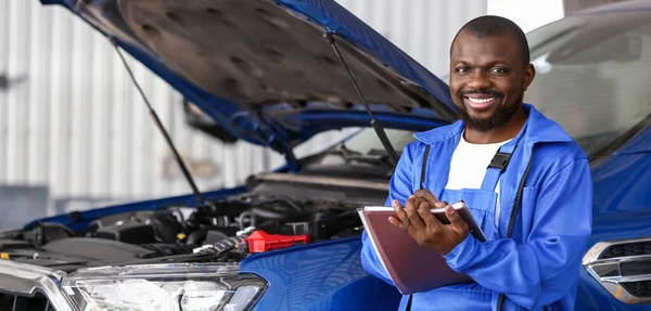 African American Mechanic Car Service Center — Stock Photo, Image