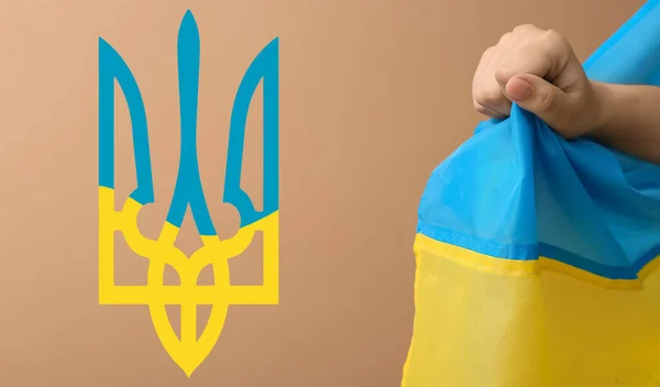 Mano Con Bandera Nacional Ucrania Tridente Sobre Fondo Beige Primer — Foto de Stock