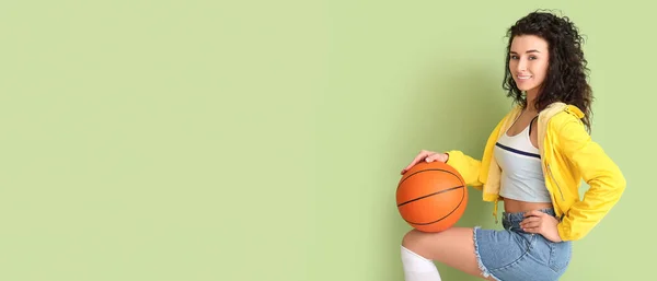 Potret Wanita Muda Bergaya Dengan Bola Untuk Bermain Basket Latar — Stok Foto
