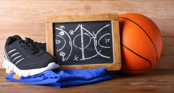 Chalkboard Σχέδιο Του Μπάσκετ Παιχνίδι Αθλητικά Ρούχα Και Μπάλα Ξύλινο — Φωτογραφία Αρχείου