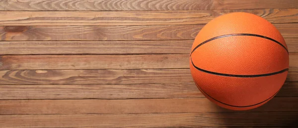 Míč Pro Hraní Basketbalu Dřevěném Pozadí Prostorem Pro Text Horní — Stock fotografie