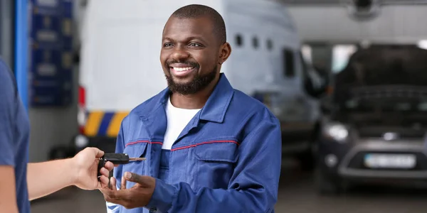Client Giving Car Keys African American Mechanic Service Center — Stock Photo, Image