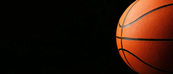 テキストのためのスペースと暗い背景でバスケットボールをプレイするためのボール クローズアップ — ストック写真