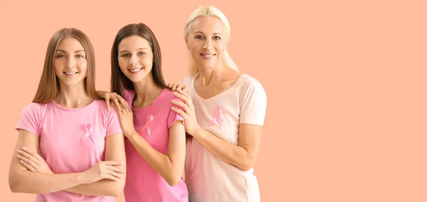 米色背景上有粉色缎带的漂亮女人 有文字空间 乳腺癌意识概念 — 图库照片