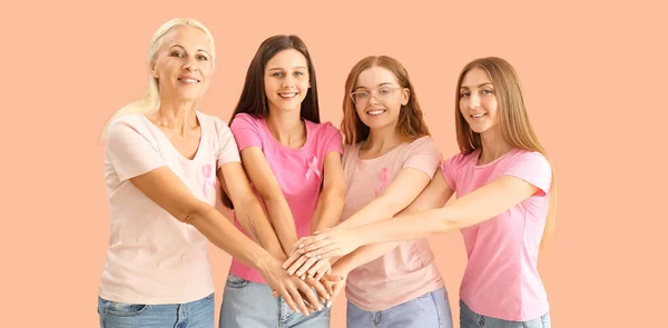 Gyönyörű Nők Rózsaszín Szalagokkal Kezüket Bézs Háttérre Helyezve Emlőrák Tudatosságának — Stock Fotó