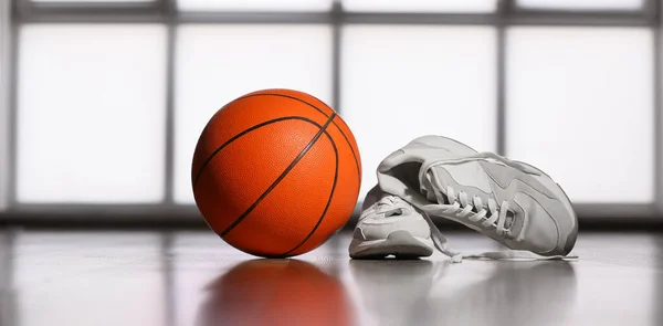 体育館の床でバスケットボールの試合や靴をプレイするためのボール — ストック写真