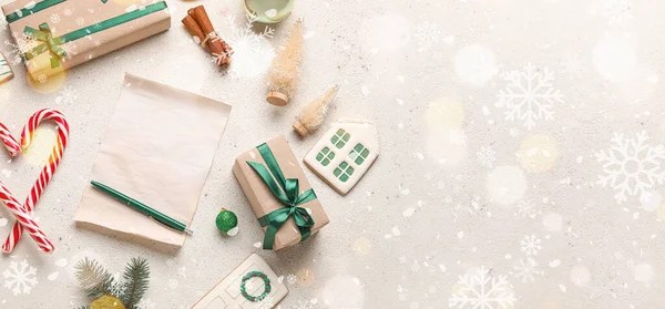 ギフト クッキーやテキストのためのスペースと光の背景にクリスマスの装飾と空の紙シート — ストック写真