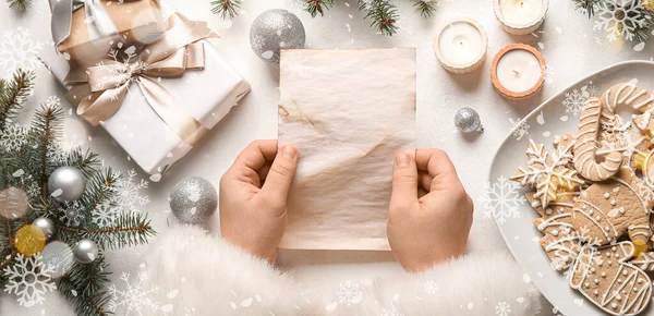 Weihnachtsmann Mit Blanko Brief Geschenken Plätzchen Und Weihnachtsdekoration Auf Hellem — Stockfoto