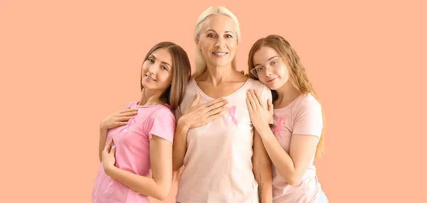 米色背景上有粉色缎带的漂亮女人乳腺癌意识概念 — 图库照片