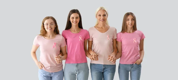 Красивые Женщины Розовыми Лентами Держатся Руки Светлом Фоне Концепция Информированности — стоковое фото