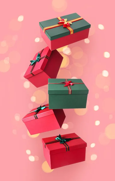 Repülő Karácsonyi Ajándék Dobozok Rózsaszín Háttér — Stock Fotó