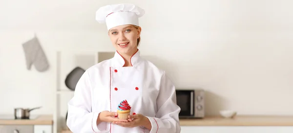 Γυναικείο Ζαχαροπλαστείο Νόστιμο Cupcake Στην Κουζίνα — Φωτογραφία Αρχείου