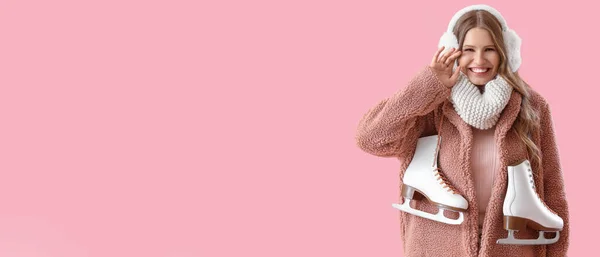 Mooie Jonge Vrouw Met Schaatsen Roze Achtergrond Met Ruimte Voor — Stockfoto