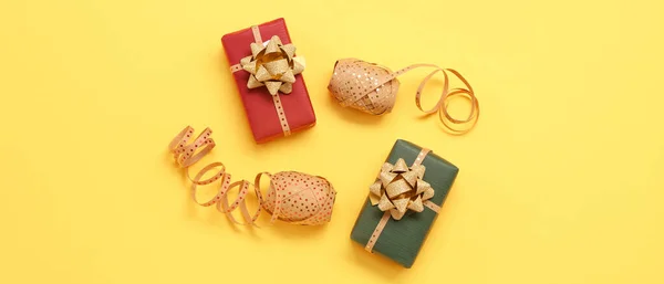 Christmas Gifts Ribbons Yellow Background Top View — Stock Photo, Image