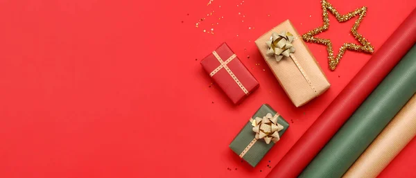 Рождественские Подарки Оберточной Бумагой Красном Фоне Пространством Текста — стоковое фото