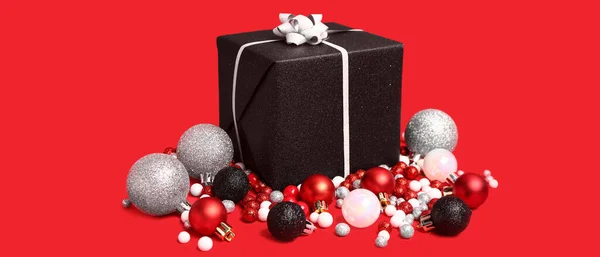 Elegante Regalo Navidad Bolas Sobre Fondo Rojo —  Fotos de Stock