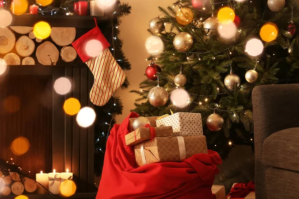 Santa Bolsa Llena Regalos Navidad Habitación Con Chimenea —  Fotos de Stock