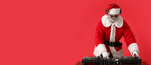 Cool Santa Odtwarzanie Muzyki Czerwonym Tle Miejsca Tekst — Zdjęcie stockowe