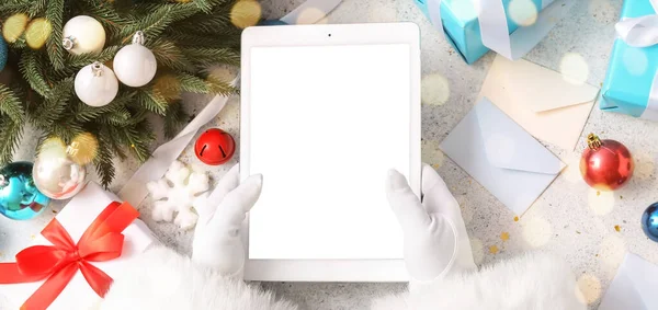 Papai Noel Com Computador Tablet Sentado Mesa Com Decoração Natal — Fotografia de Stock