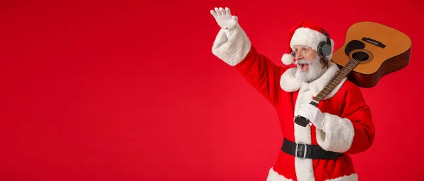 Cooler Weihnachtsmann Mit Gitarre Auf Rotem Hintergrund Mit Platz Für — Stockfoto