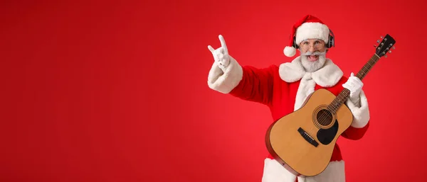 Cooler Weihnachtsmann Spielt Gitarre Auf Rotem Hintergrund Mit Platz Für — Stockfoto