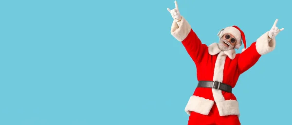 Cool Santa Claus Luisteren Naar Muziek Lichtblauwe Achtergrond Met Ruimte — Stockfoto