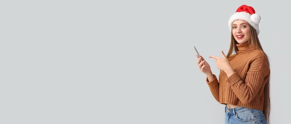 Mooie Jonge Vrouw Santa Hoed Met Mobiele Telefoon Grijze Achtergrond — Stockfoto