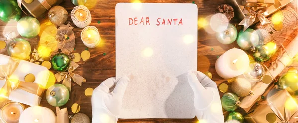 Kerstman Met Blanco Brief Aan Houten Tafel Bovenaanzicht — Stockfoto