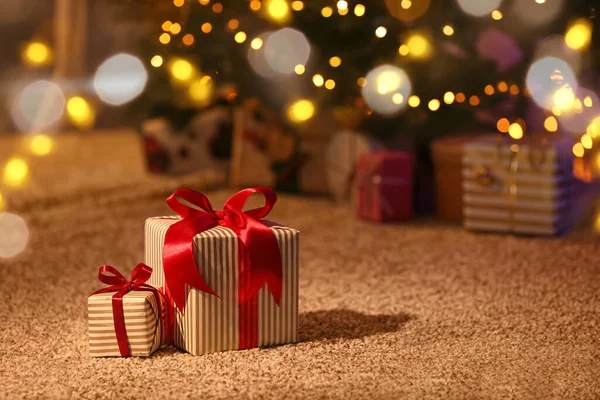 Krásné Vánoční Dárkové Krabice Podlaze Pokoji — Stock fotografie