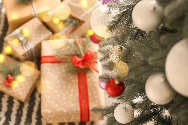 美しい装飾されたクリスマスツリーとその下の多くのギフトボックス クローズアップ — ストック写真