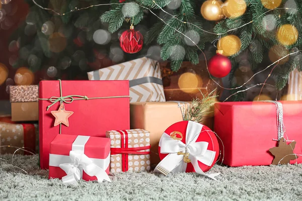 クリスマスツリーの下に多くの美しいギフトボックス — ストック写真