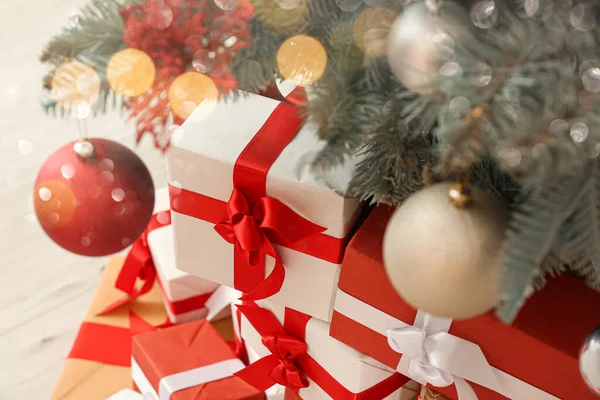 Sok Ajándék Karácsonyfa Alatt Közelkép — Stock Fotó