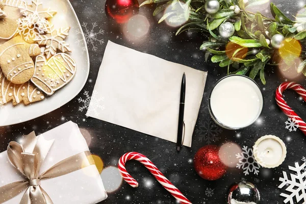 Carta Branco Papai Noel Com Decoração Natal Biscoitos Leite Fundo — Fotografia de Stock