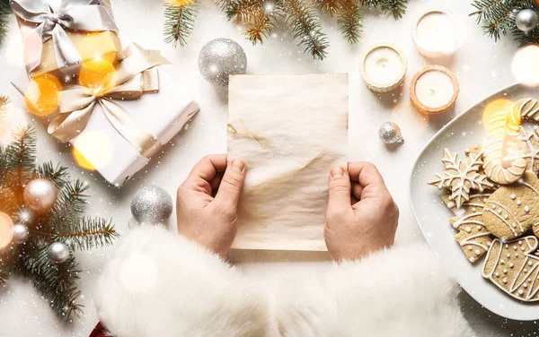 Papai Noel Com Carta Branco Com Biscoitos Natal Presentes Decoração — Fotografia de Stock
