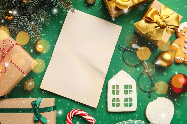Blanco Brief Aan Kerstman Met Kerstdecor Bril Geschenken Groene Achtergrond — Stockfoto
