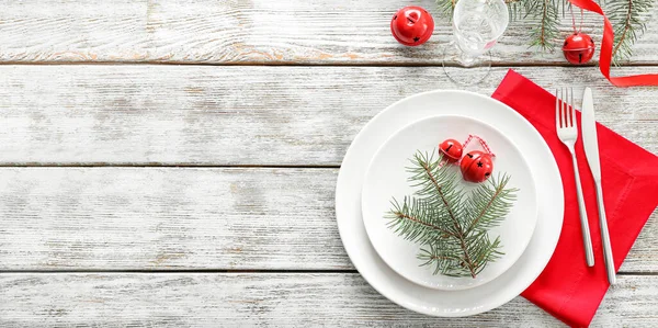 风格别致的圣诞餐桌 背景为浅色木制 有文字空间 — 图库照片