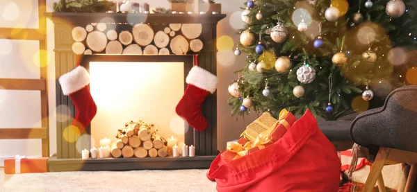 Interior Del Salón Con Chimenea Árbol Navidad Bolsa Santa —  Fotos de Stock