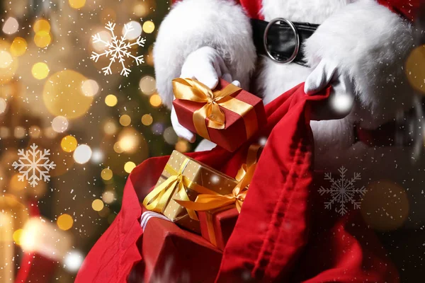 Weihnachtsmann Mit Tasche Voller Weihnachtsgeschenke Nahaufnahme — Stockfoto