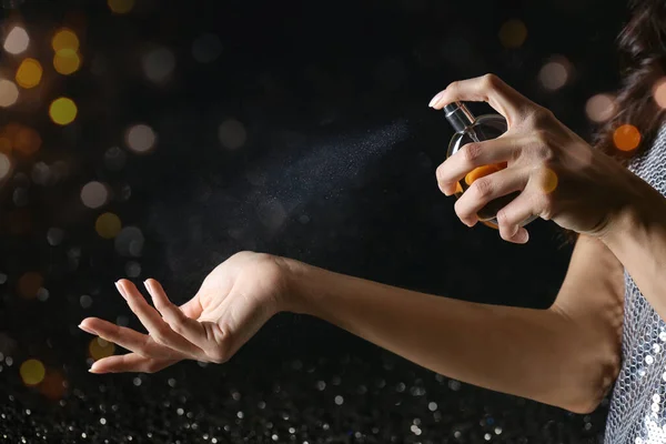 Mooie Jonge Vrouw Met Fles Parfum Donkere Achtergrond Close — Stockfoto
