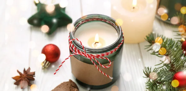 白い木製のテーブルの上に燃えるろうそくとクリスマスの装飾が付いているジャー クローズアップ — ストック写真