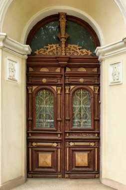 Güzel süslü kapıları olan bir bina.