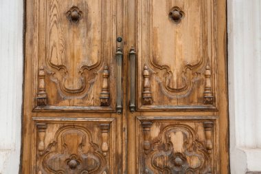 Eski ahşap kapılı bina, yakın plan.