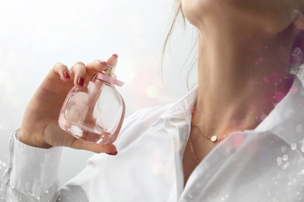 Mujer Con Botella Perfume Lujo Sobre Fondo Claro Primer Plano — Foto de Stock