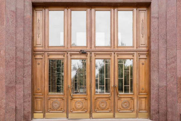 Building Big Wooden Doors — Stock Photo, Image
