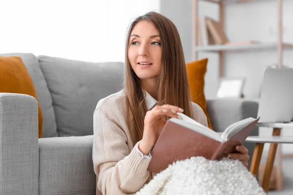 Mujer Joven Con Cálido Libro Lectura Cuadros Casa — Foto de Stock