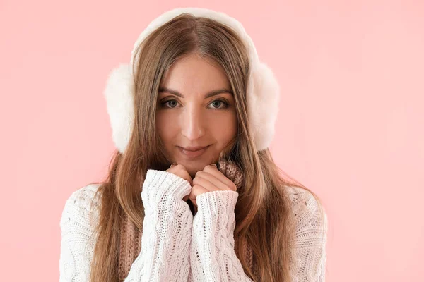 Junge Frau Warmen Ohrenschützern Und Pullover Auf Rosa Hintergrund Nahaufnahme — Stockfoto